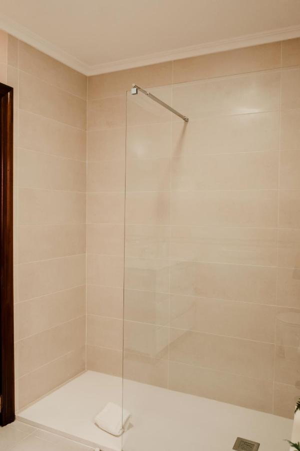 Chambre Double ou Lits Jumeaux avec Salle de Bains Commune